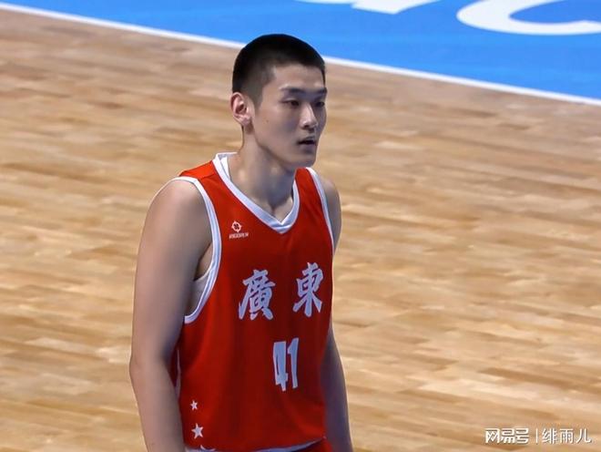 完爆徐傑+碾壓楊溢！廣東隊“新後衛”打成大腿，5年後馳援杜鋒！