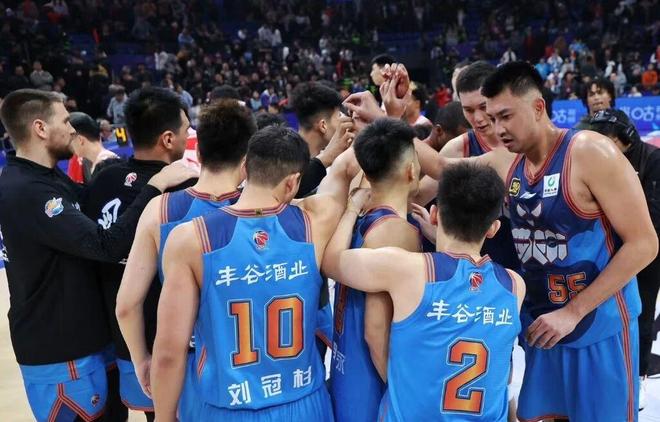 四川教練組集體罷工，黃秋實加盟西乙球隊，同曦簽約網紅球員曹芳