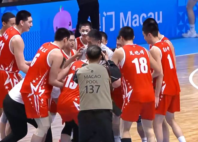 給力！廣東隊1米80小個子，面對4個山東隊大個子， 摘下籃板
